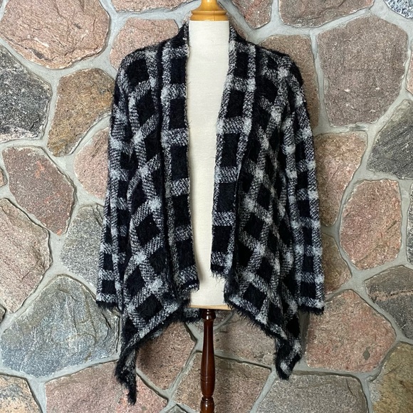 ⭐️HOST PICK!⭐️Cozy black and white waterfall cardigan sweater - Picture 1 of 6